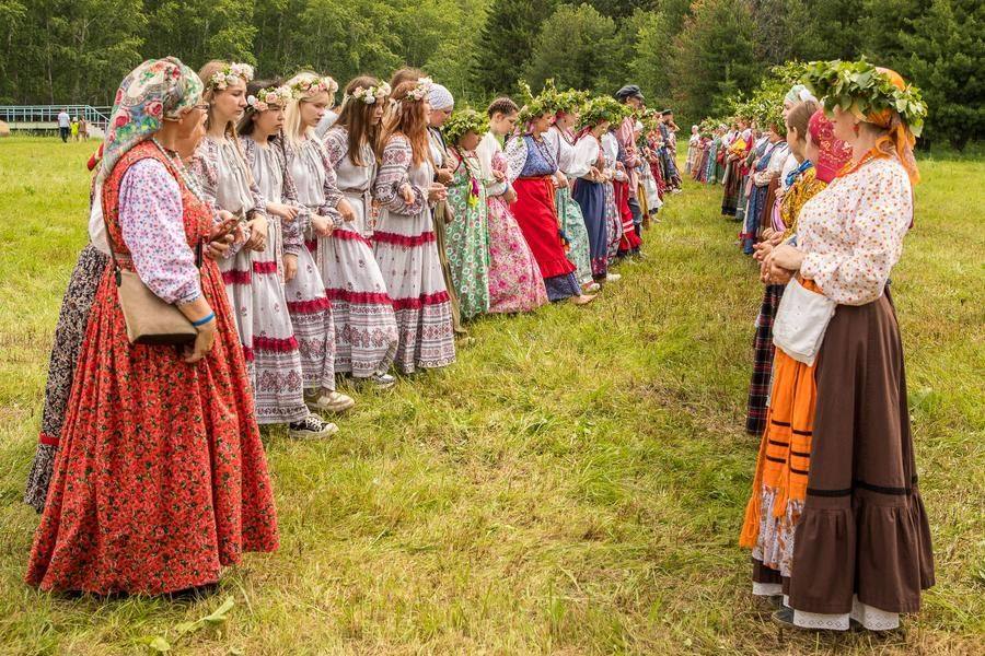 Next, the folklore experts form two long lines