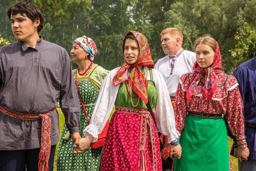 Only the uninitiated think that a round dance simply requires holding hands