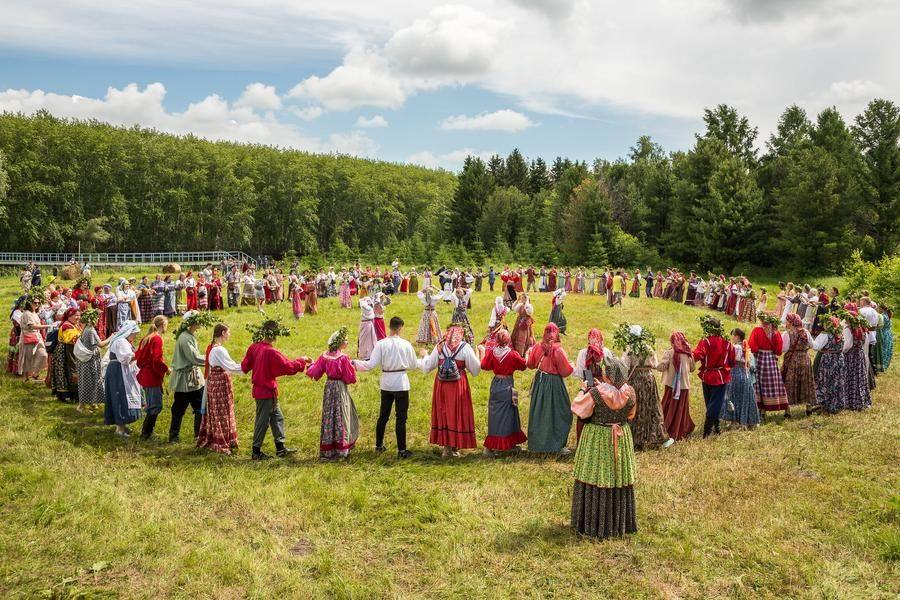 An hour later, the round dance takes on a perfect circle: the finale is near!