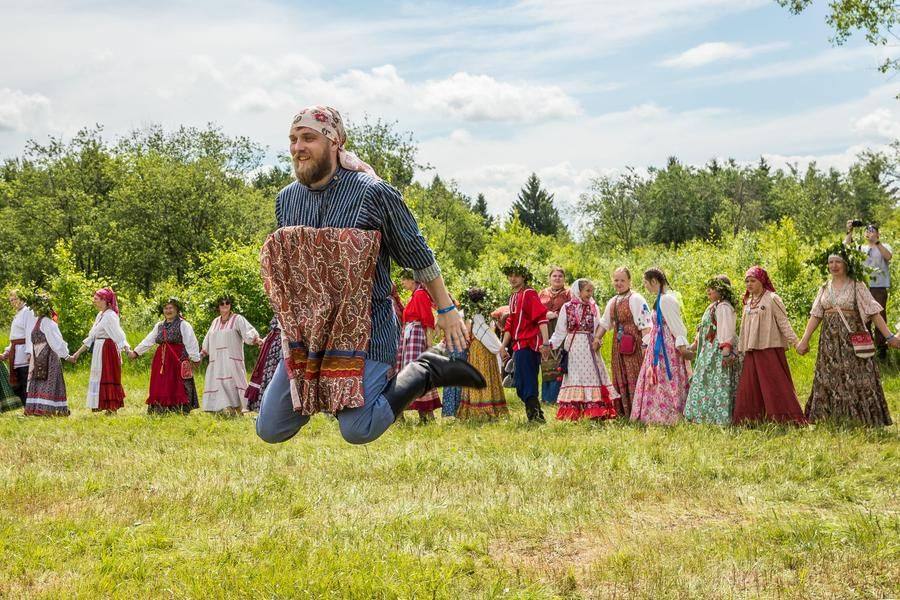 For a few verses, Kostroma frolics and entertains the whole meadow…