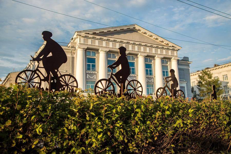 The shrubs along Partizanskaya Street “hint” at where to find the rest of the exhibition