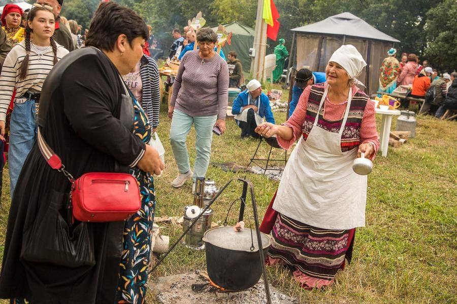 Tourists are curious about everything: what kind of fish, which spices, how the open fire affects the flavor
