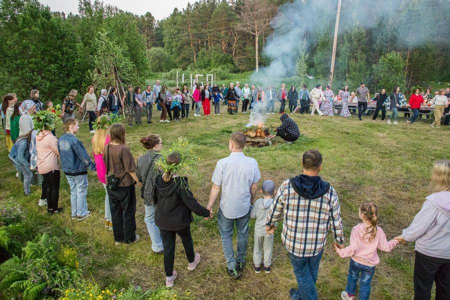 It’s time to start the first circle dance around the main bonfire
