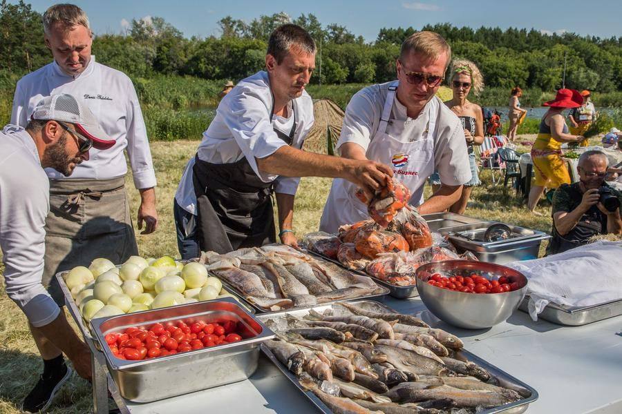 The fish soup cooking competition starts with distributing fish and vegetables