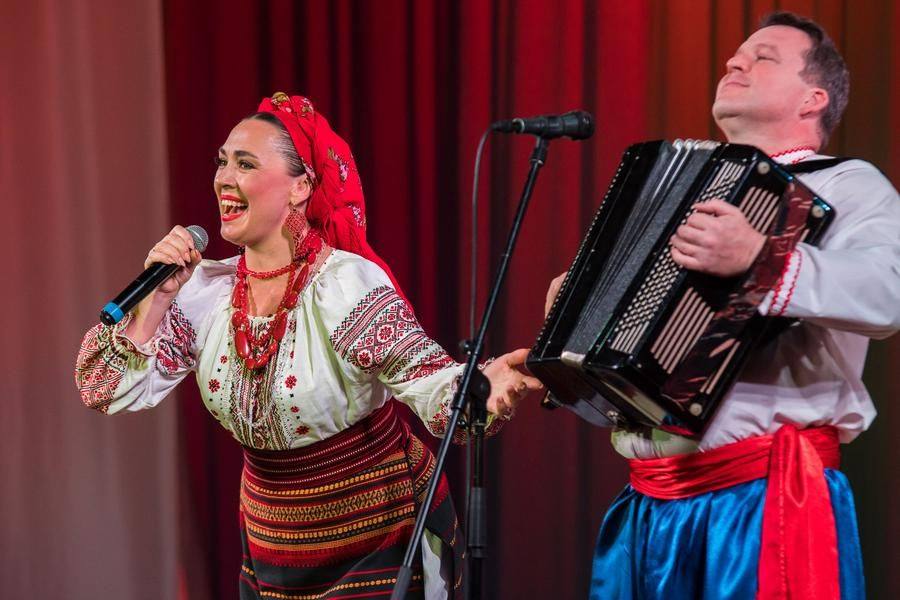 Yulia Vinokurova sings the Ukrainian folk song “Oh, the Hoop Burst”