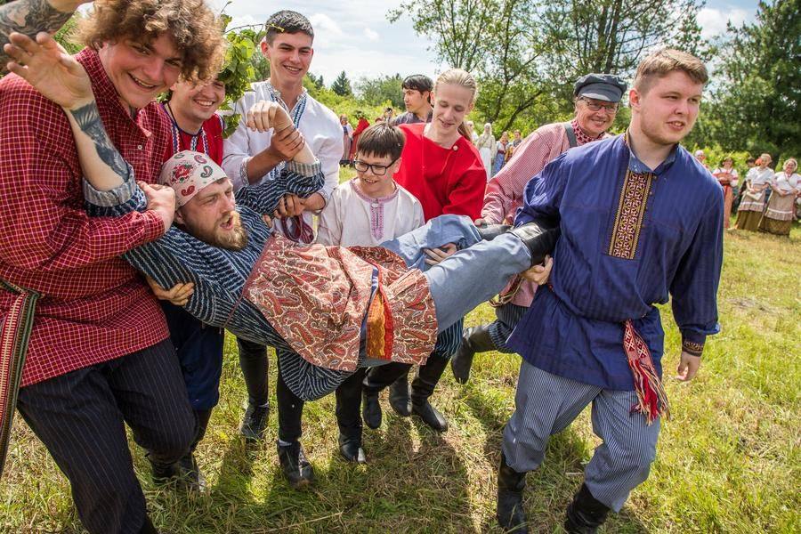 And that’s the end of the tale: to bring her back to life, the men drag Kostroma to the river!
