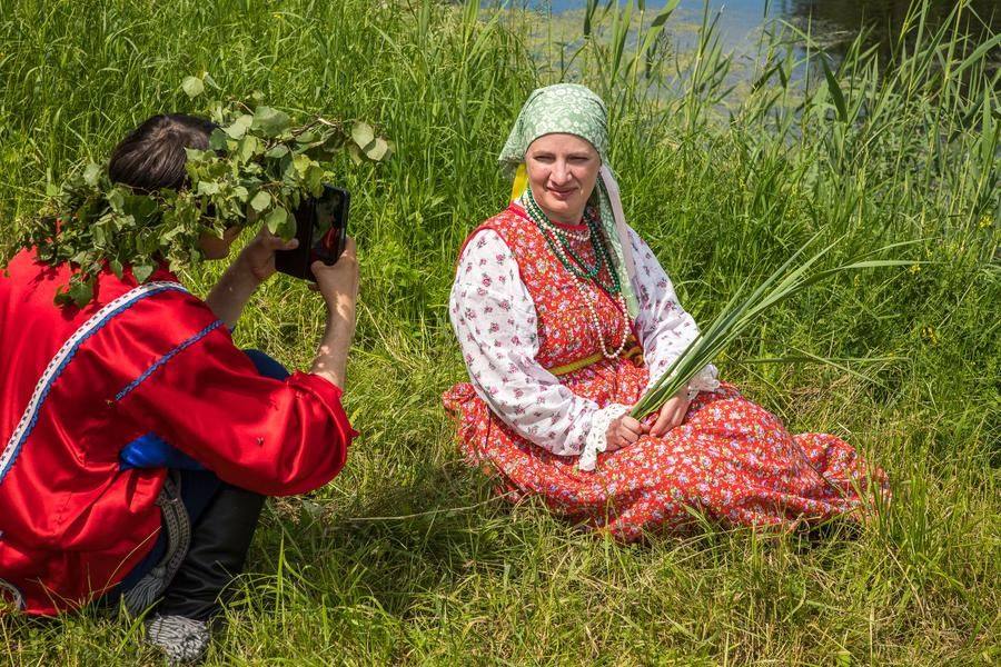 After tasting the vereshchaga, the round dance participants take commemorative photos…