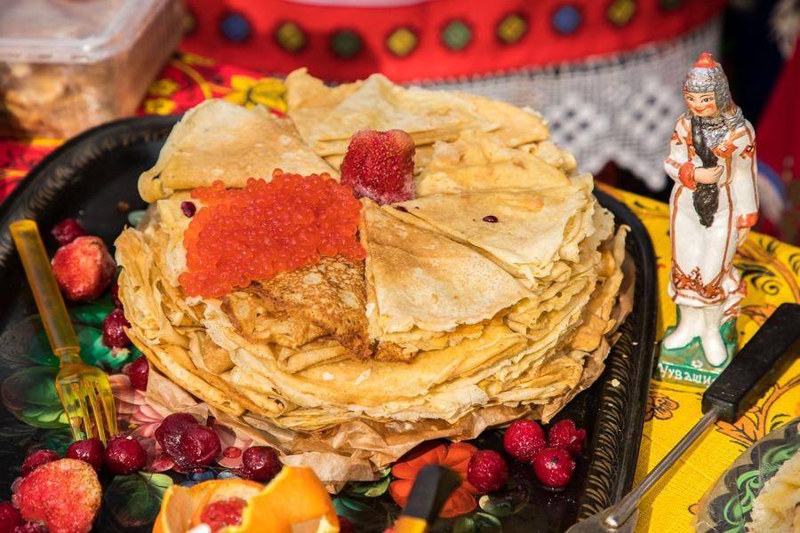 Skilled housewives from the national cultural centers know just how to draw a crowd