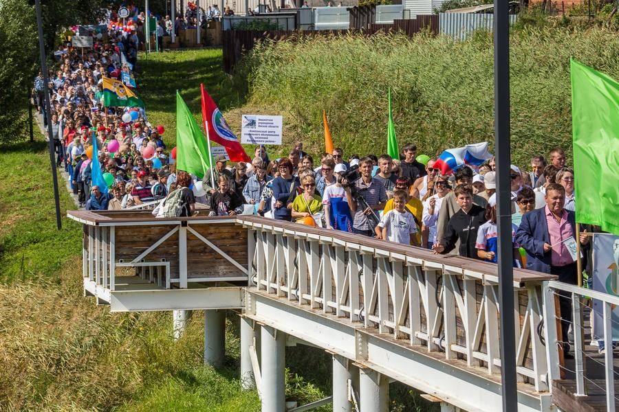They enter the park through the main gate and the bridge over the lake shaped like a kalach