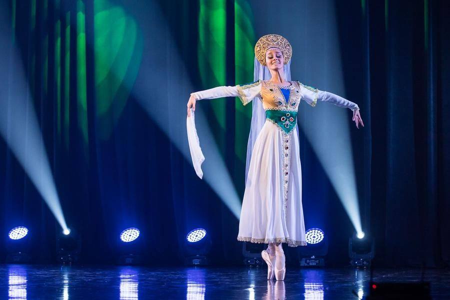 This is a solo performance by Ksenia Chernyaeva with full immersion in the character