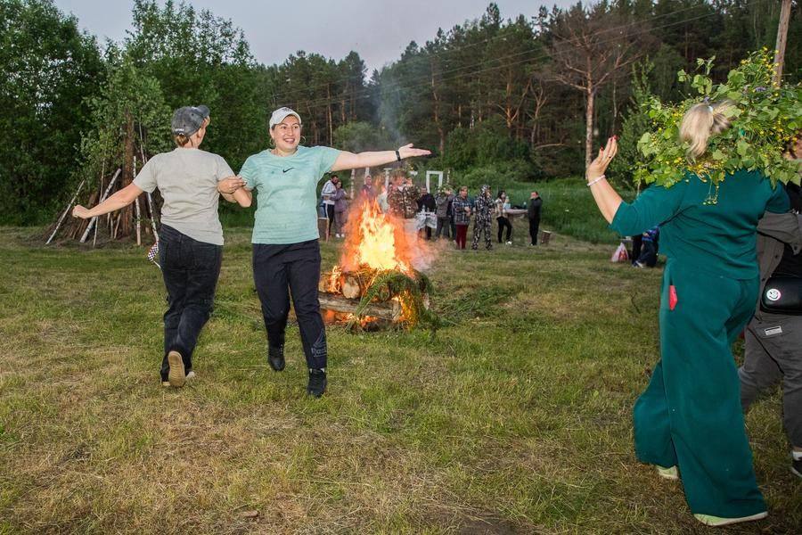 At first, there aren’t many dancers, and the host even has to set the example