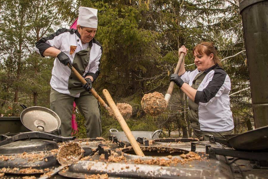 Cooks from military units prepared barley, buckwheat, and millet porridge