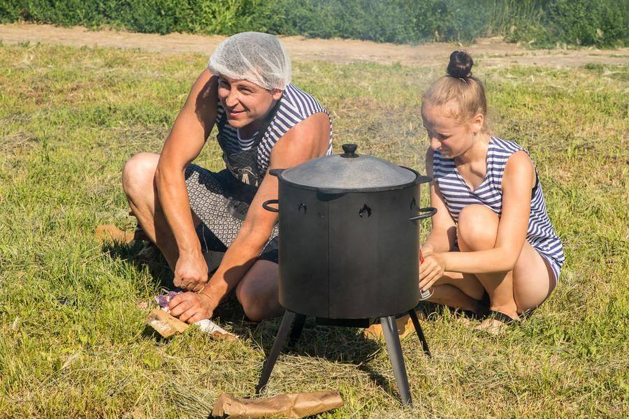 Participants decide for themselves how to cook: on gas, charcoal, or wood