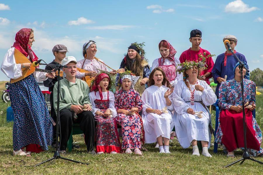 The folk ensembles “Sonika” and “Shchedrovki” keep everyone entertained