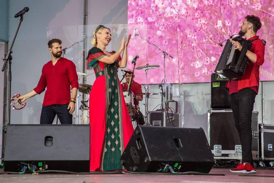 The singer thanks her team for their cohesive and vibrant sound…