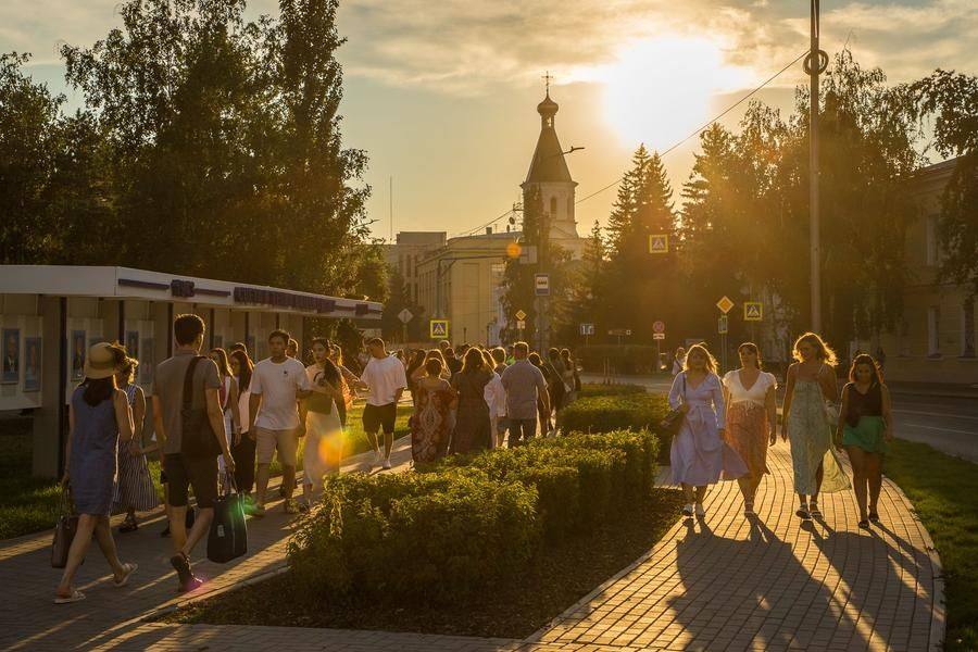 But let’s hurry to the Vystavochny Public Garden so we don’t miss the grand opening