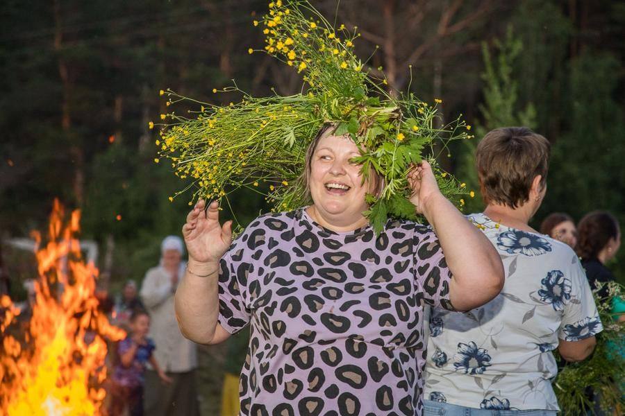 The pace is so fast that you have to hold on to the wreath on your head!