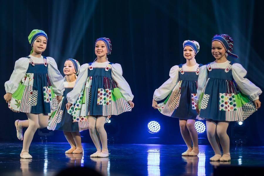 After well‑deserved applause for the soloist, the youngest dancers take the stage