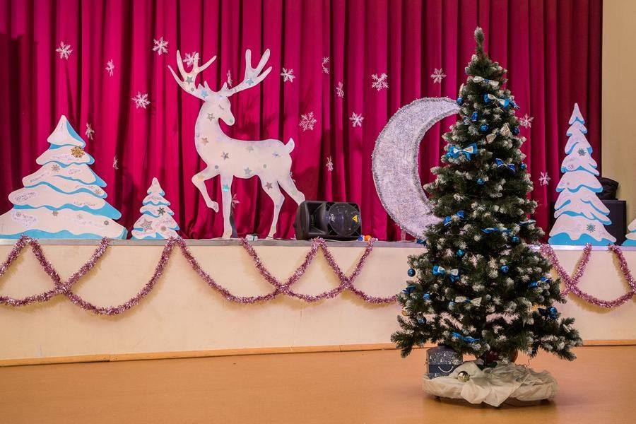 The cozy hall of the Cultural Center is already decorated for the first of the winter celebration series