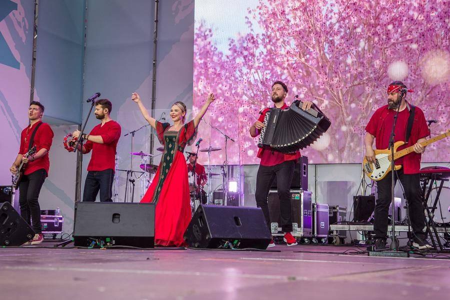 The whole band is clearly visible, fully present in the moment