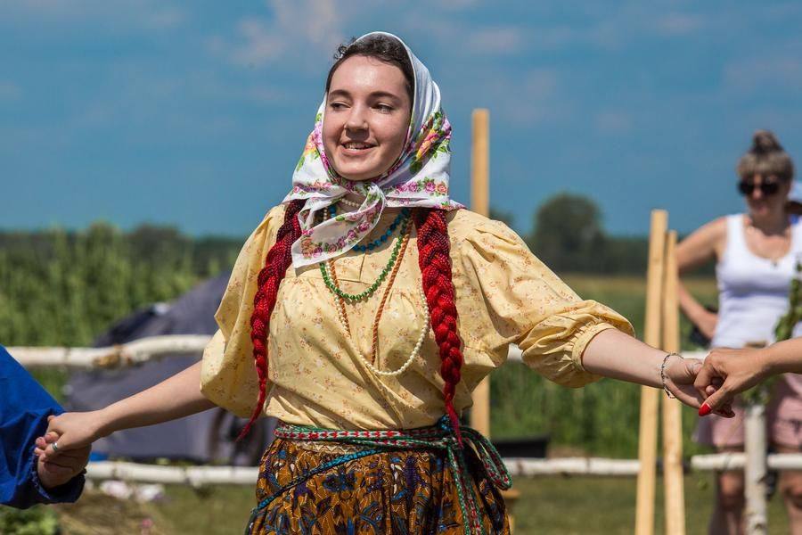 A few experts in tradition sing and guide the movement