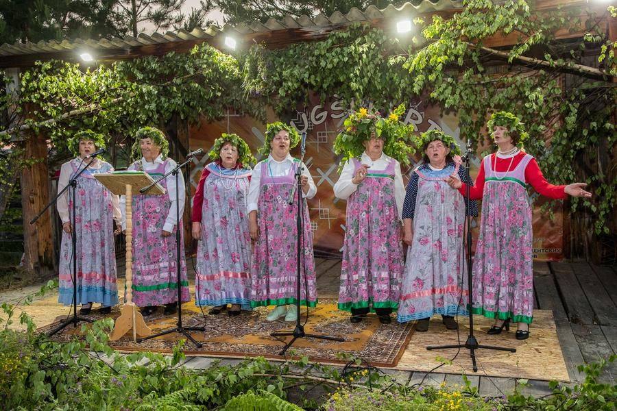 This is the “Russian Soul” ensemble from Yekaterininskoye, about 50 km from Bobrovka
