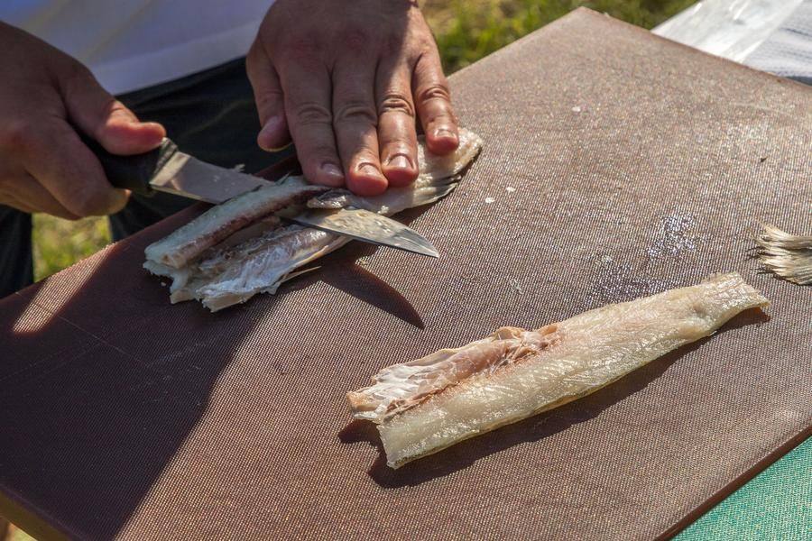 A professional needs just one minute to fillet fish without a single bone