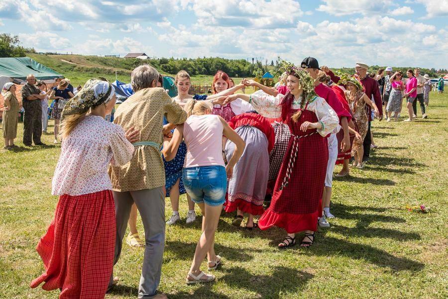 With 30–40 like‑minded people gathered, you can perform dozens of folk dances
