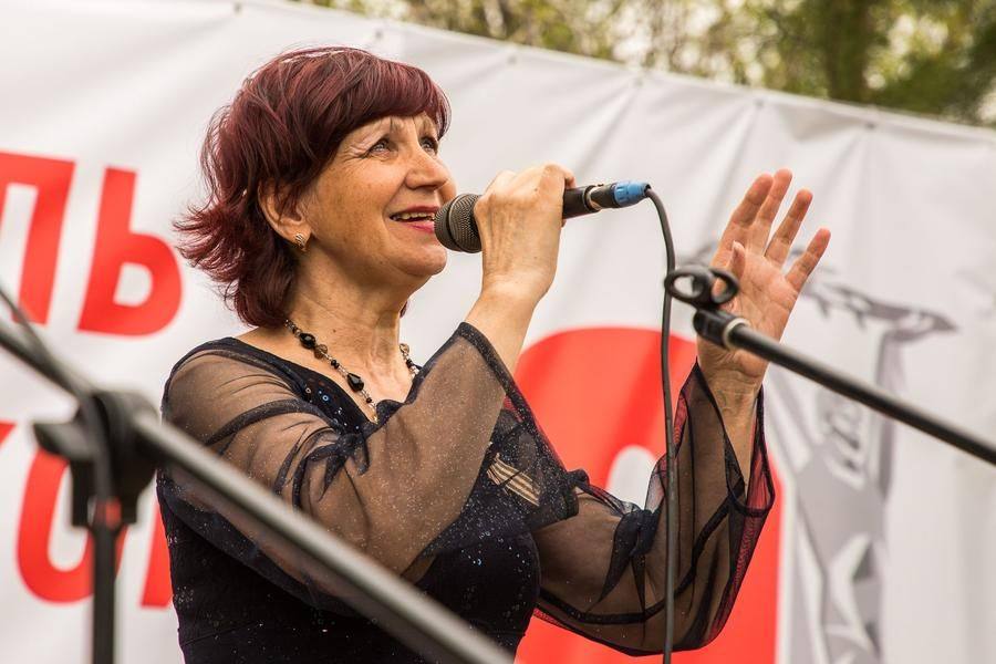 Cheerful songs give way to soulful ones