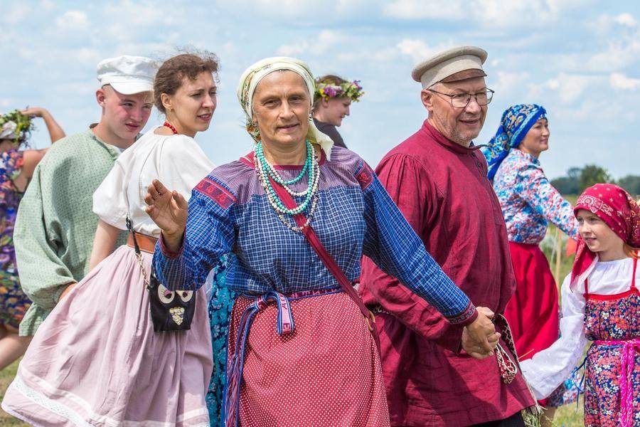 The festival organizers are supported by members of the “Sing-and-Dance” Omsk Russian Club