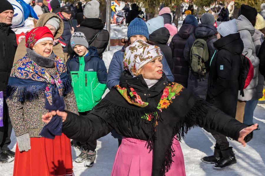 A spontaneous battle breaks out: the older generation knows hundreds of folk rhymes by heart
