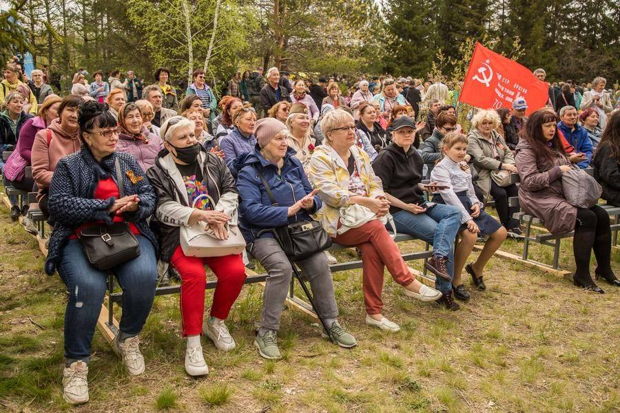 The open-air audience never empties