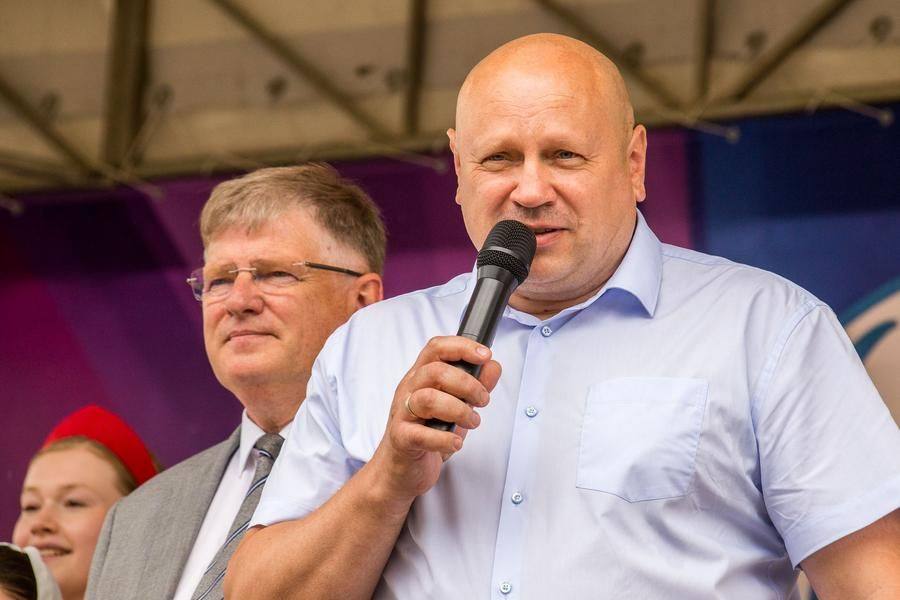 Mayor Sergei Shelest congratulates the audience on the upcoming Omsk Day