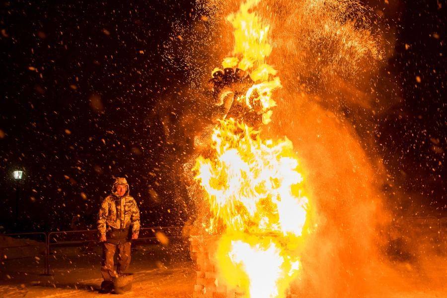 People say that one can look at fire everlastingly: this night show confirms this statement
