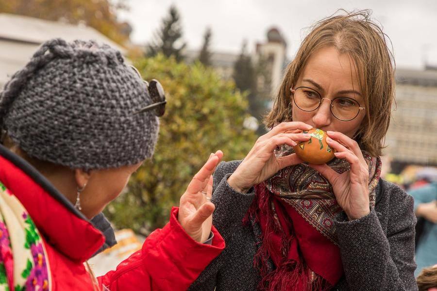 Master Ayna Salykova gives a potential buyer tips on how to play it