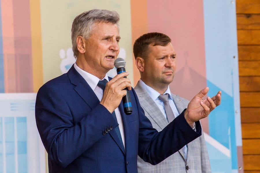 Friedrich Metsler, Head of the Kalachinsky District, delivers the key remarks