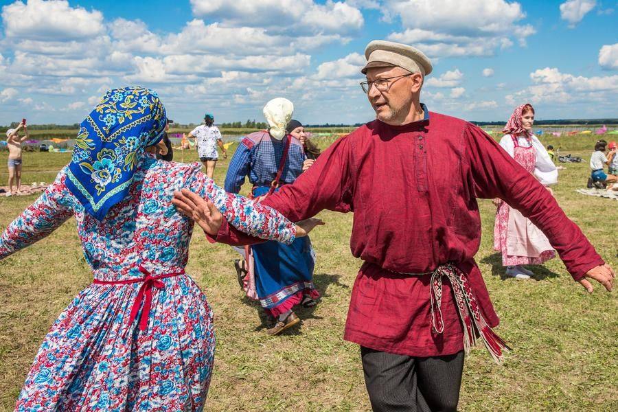 Traditional costumes look especially beautiful against the picturesque lakeside backdrop