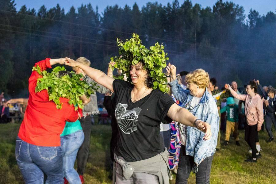 At the host’s command, people switch places as the dance rules require