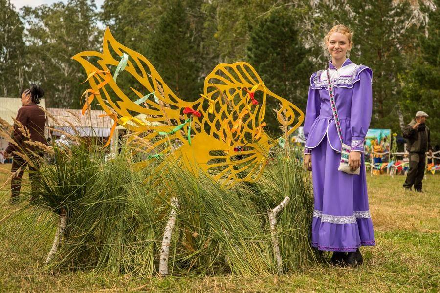 In the center of the meadow, you can make a wish by tying a ribbon to the festival’s symbol