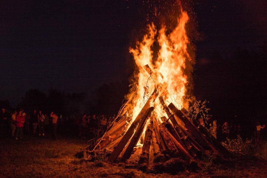 One by one, the largest bonfires ignite: they will burn until morning