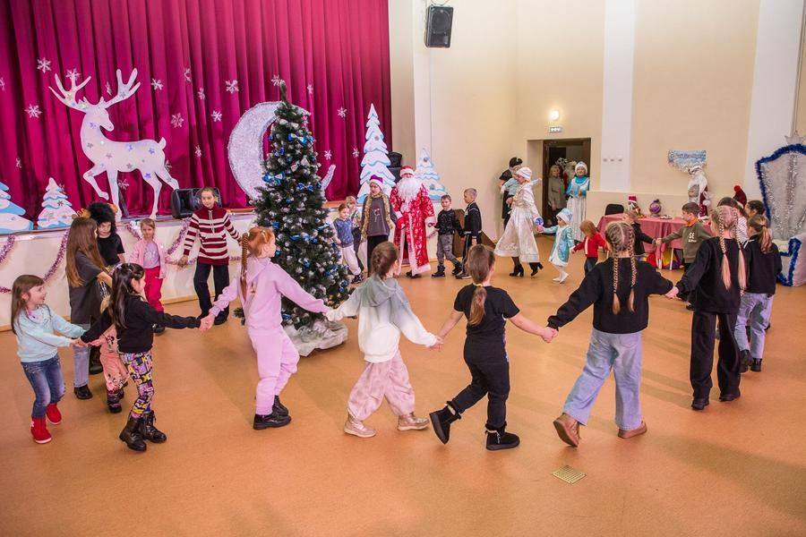 A circle dance around the Christmas tree — a classic favorite at any children’s party