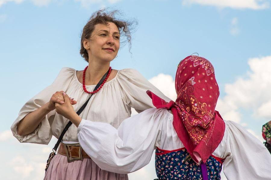 Few dances can match the beauty of a ring dance performed by Russian women in traditional attire
