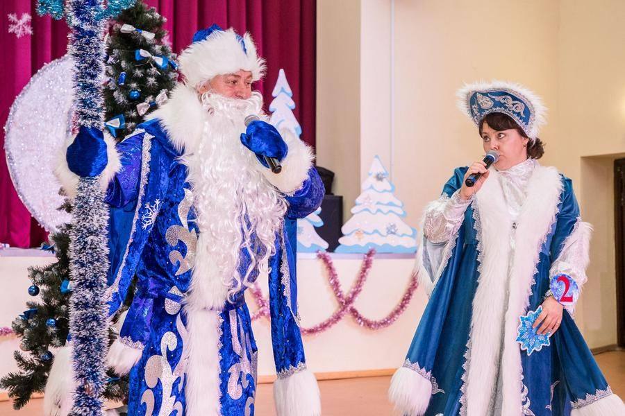 Next, Father Frost and Snow Maiden from Lagushino village take the stage