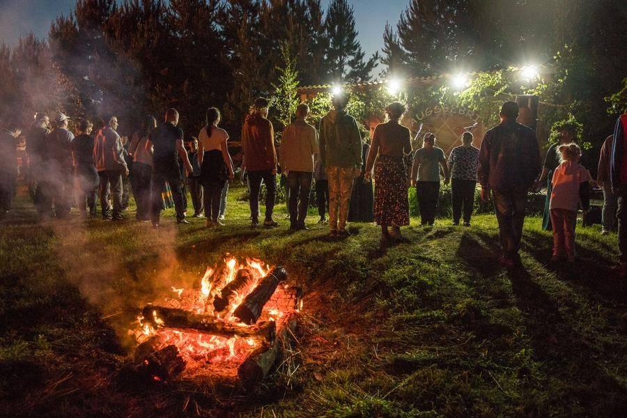 Folk games to music continue in front of the stage