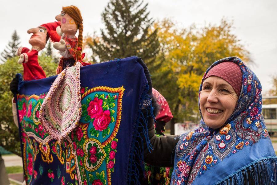 The Muromtsevo village “School of Crafts” put on a mini‑performance of street theater