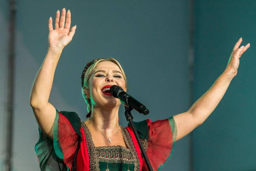 The chorus hook “Eyda‑la‑rayda” sticks in your head instantly