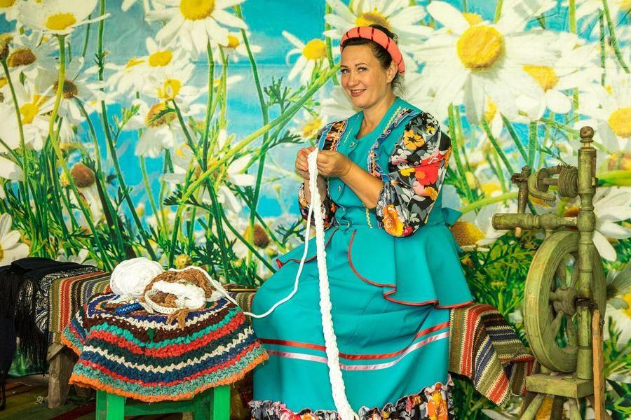 Planning some handicraft practice? In Generalovka, they’ll show you everything and tell you all about it