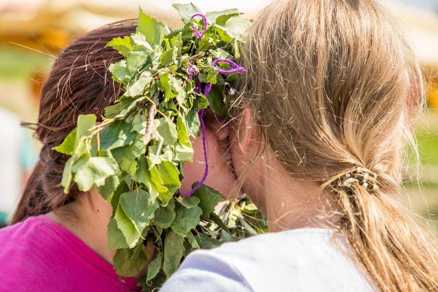 This special, almost sacred connection is sealed with kisses on the cheeks