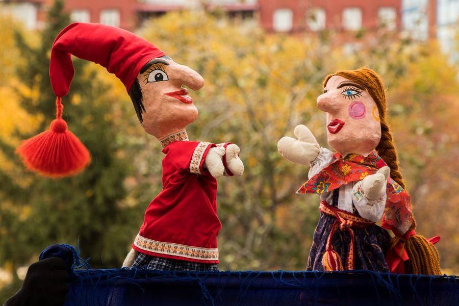 It’s not often you get to see a puppet scene on the boulevard in a big city
