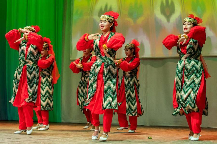 After that, the “Azhar” collective brings Uzbek dance to the stage